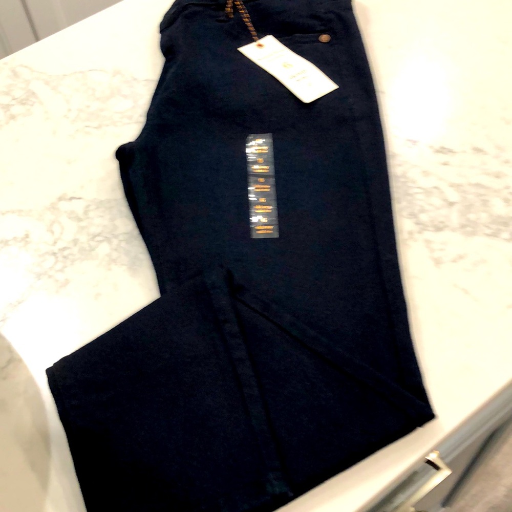 Simply Vera Vera wang skinny jeans. Dark blue size 6 with tags